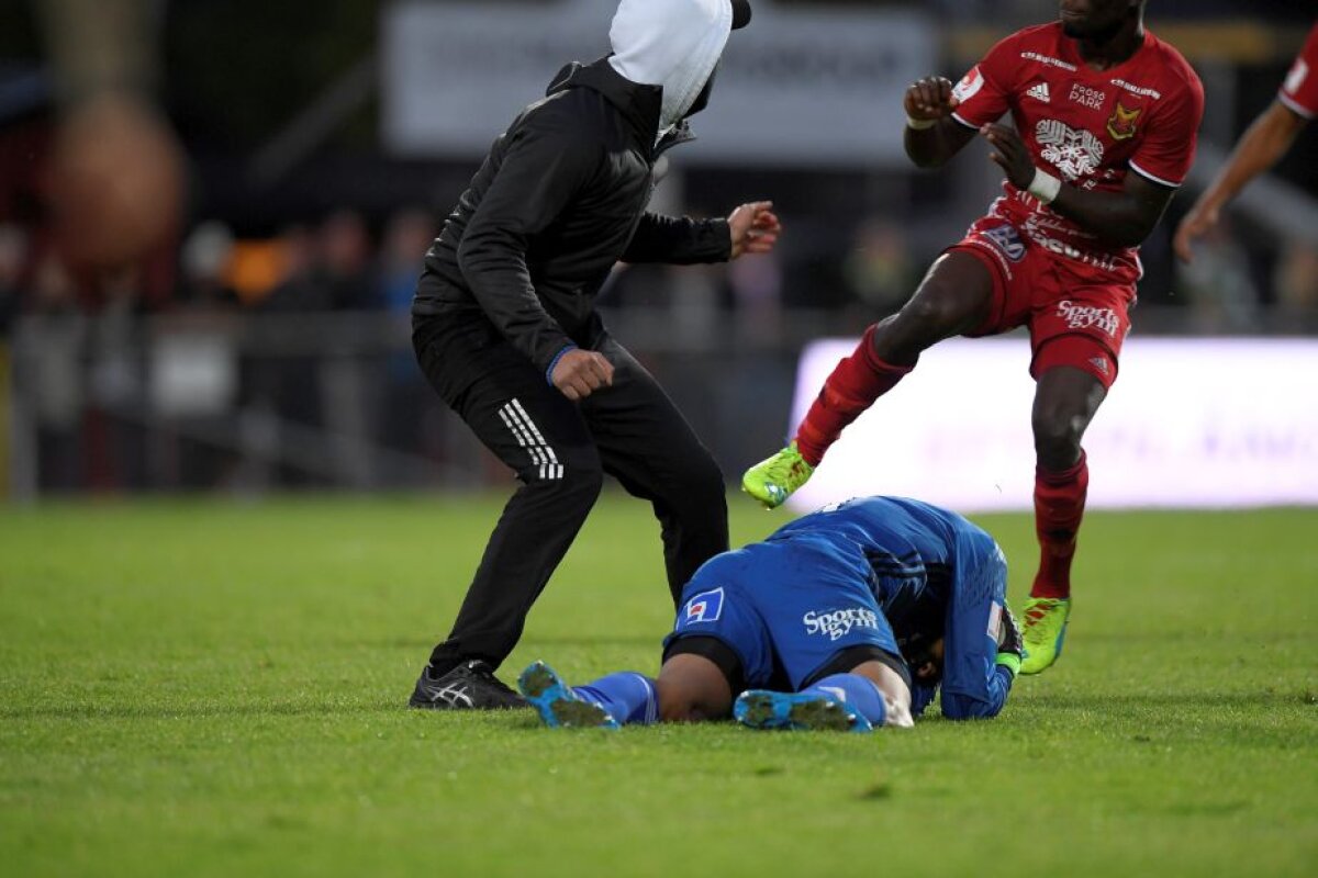 VIDEO+FOTO Momente de groază la un meci din Suedia! Un mascat l-a apucat de gât pe portar, care a avut nevoie de îngrijiri medicale