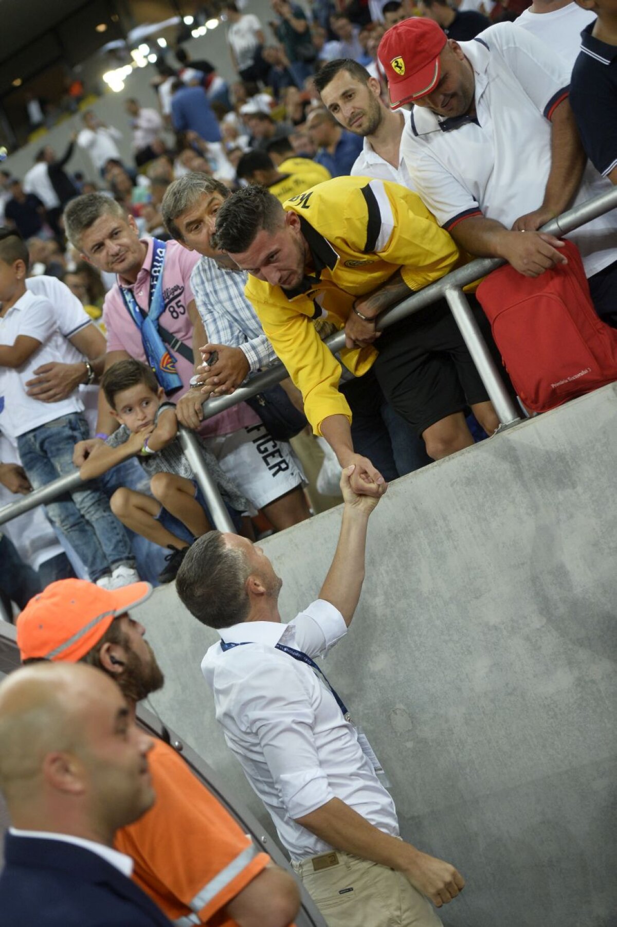 GALERIE FOTO Agitație în tribune la meciul Steaua - City » Mii de fani au luat cu asalt Arena Națională! Teodora Stoica și un fost stelist au atras toate privirile