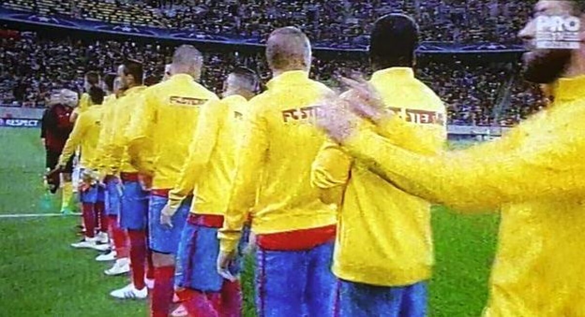 FOTO Selfie-ul unor fani steliști aflați în mijlocul coregrafiei cu City a devenit viral + Cum au reacționat jucătorii lui Reghe când au văzut mesajul "Doar Dinamo București" :)