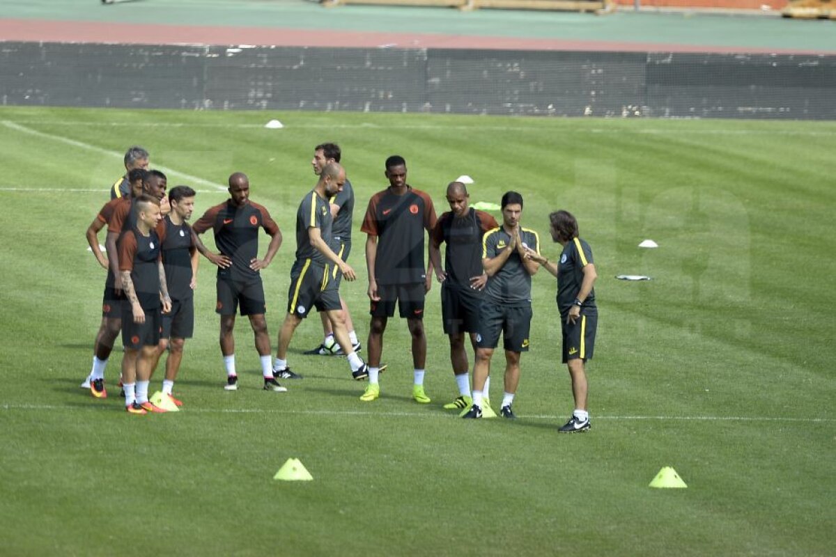 VIDEO + FOTO » Doar Dinamo București pentru Guardiola :) City s-a antrenat în Ștefan cel Mare, Pep s-a întreținut cu Mutu și Andone