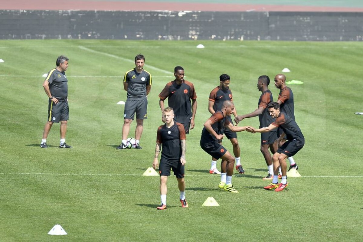 VIDEO + FOTO » Doar Dinamo București pentru Guardiola :) City s-a antrenat în Ștefan cel Mare, Pep s-a întreținut cu Mutu și Andone