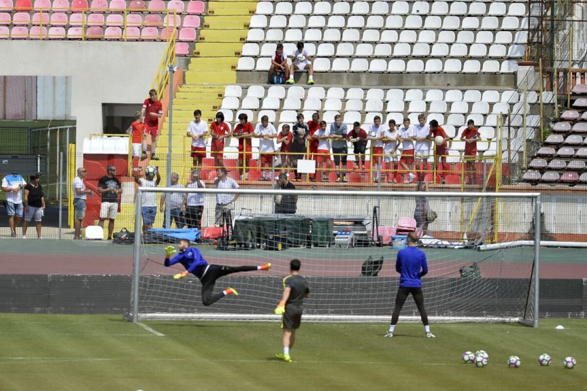 VIDEO + FOTO » Doar Dinamo București pentru Guardiola :) City s-a antrenat în Ștefan cel Mare, Pep s-a întreținut cu Mutu și Andone