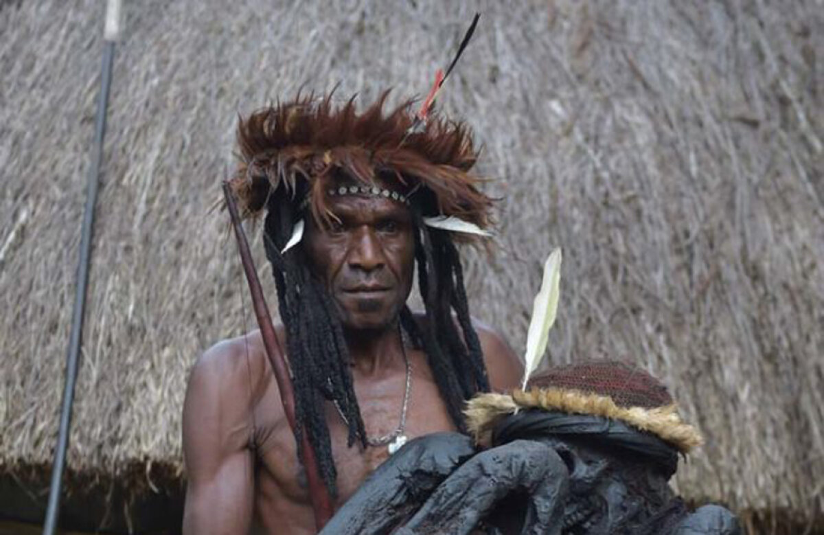 Imagini CUTREMURĂTOARE » Cum își tratează un trib morții: modalitate unică și înfiorătoare!