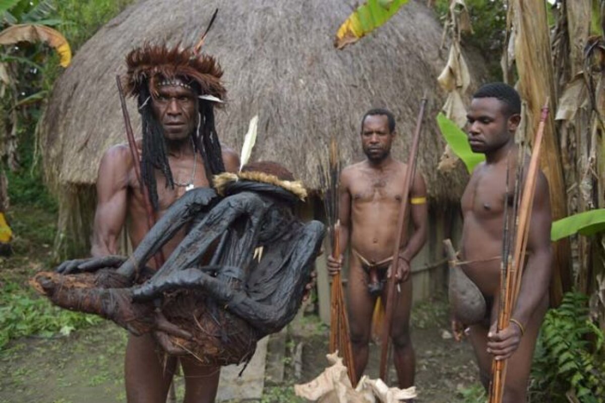 Imagini CUTREMURĂTOARE » Cum își tratează un trib morții: modalitate unică și înfiorătoare!