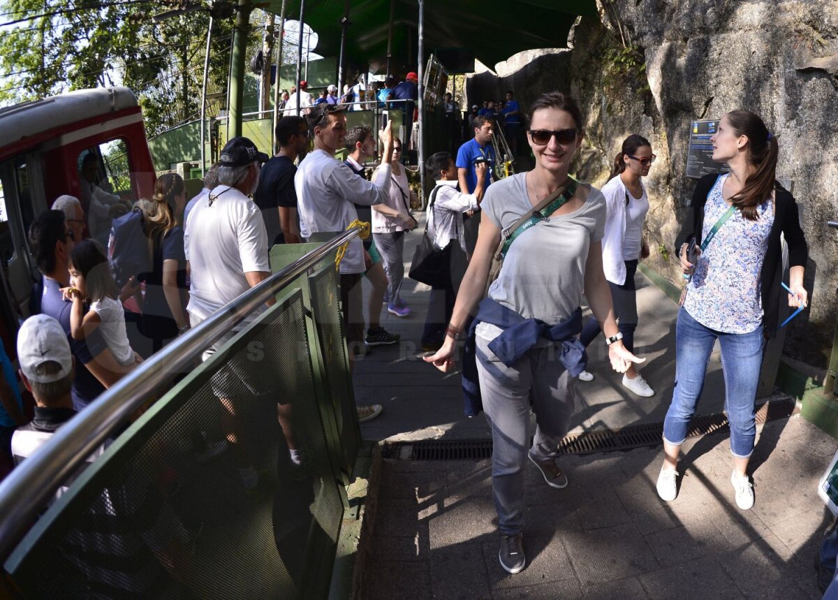 FOTO Corespondență din Rio » Sus, deasupra orașului » Spadasinele campioane olimpice și ceilalți scrimeri români au urcat pe Muntele Corcovado