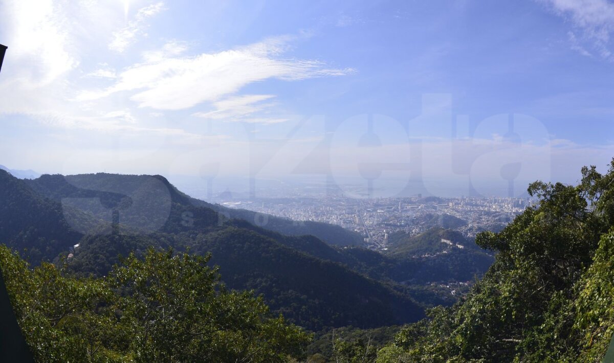FOTO Corespondență din Rio » Sus, deasupra orașului » Spadasinele campioane olimpice și ceilalți scrimeri români au urcat pe Muntele Corcovado