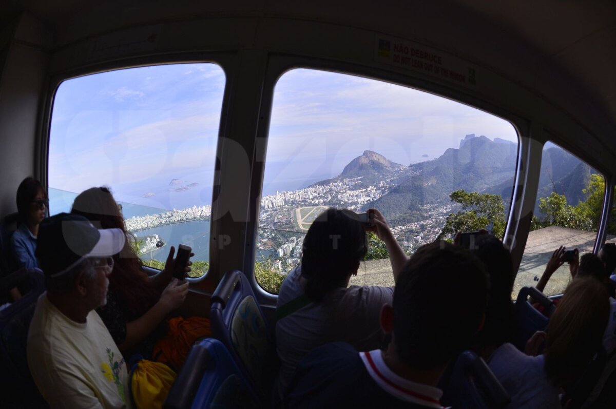 FOTO Corespondență din Rio » Sus, deasupra orașului » Spadasinele campioane olimpice și ceilalți scrimeri români au urcat pe Muntele Corcovado