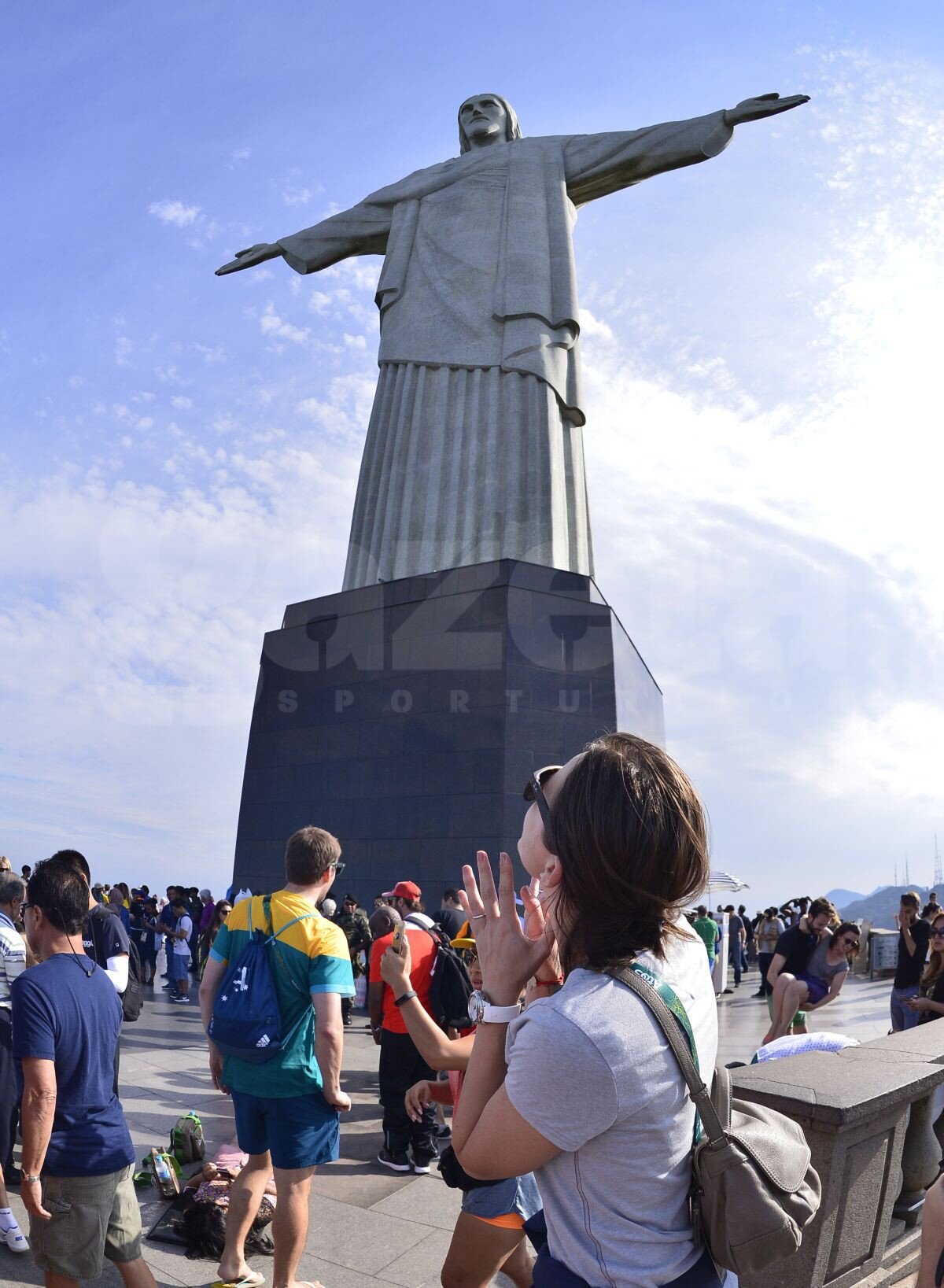 FOTO Corespondență din Rio » Sus, deasupra orașului » Spadasinele campioane olimpice și ceilalți scrimeri români au urcat pe Muntele Corcovado