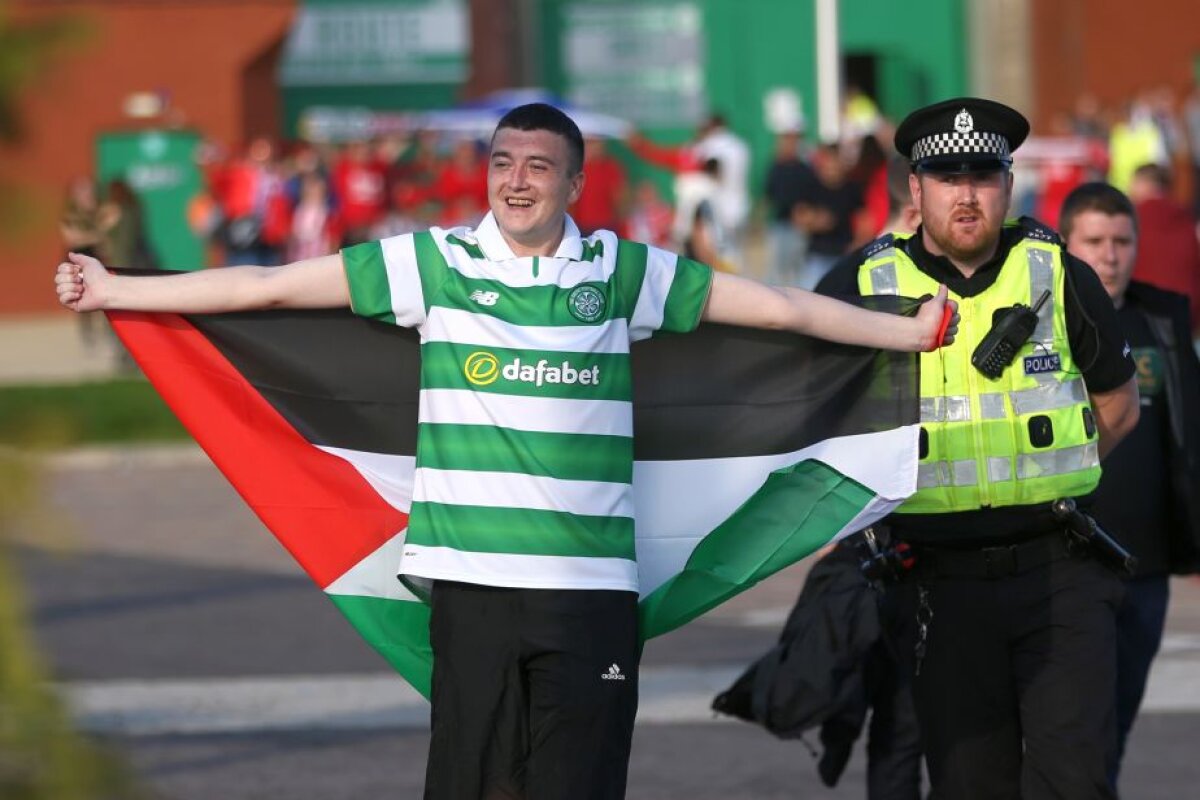 Scandal la meciul Celtic - Hapoel Beer Sheva » Scoțienii au afișat steagurile Palestinei