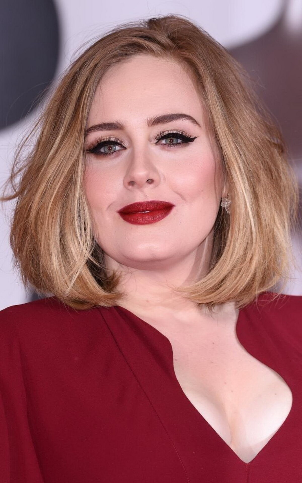 Fardată pare o păpuşică, însă vei avea un şoc când o vei vedea pe Adele fără pic de machiaj
