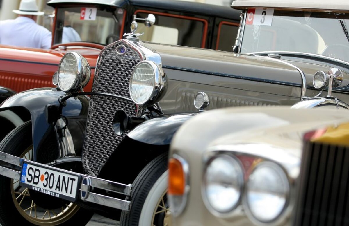 GALERIE FOTO » Un Austin de 92 de ani este vedeta vehiculelor istorice la Sibiu Rally Challenge