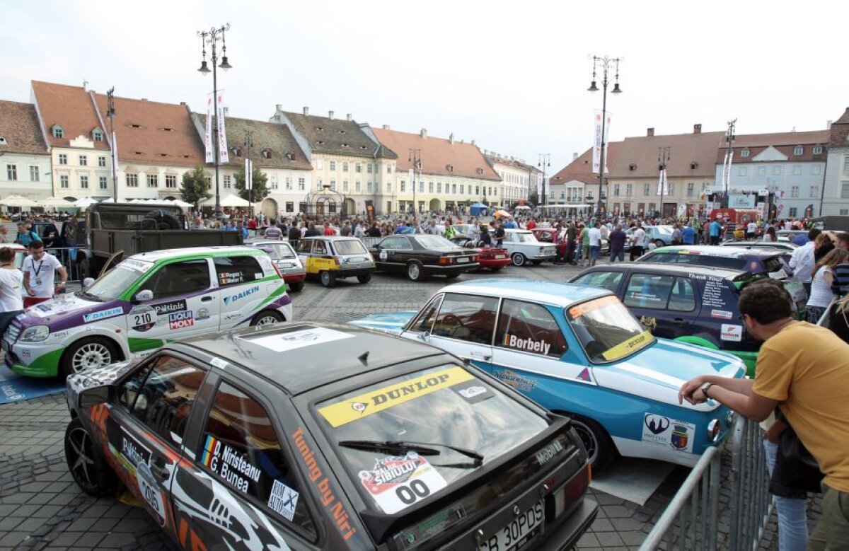 GALERIE FOTO » Un Austin de 92 de ani este vedeta vehiculelor istorice la Sibiu Rally Challenge