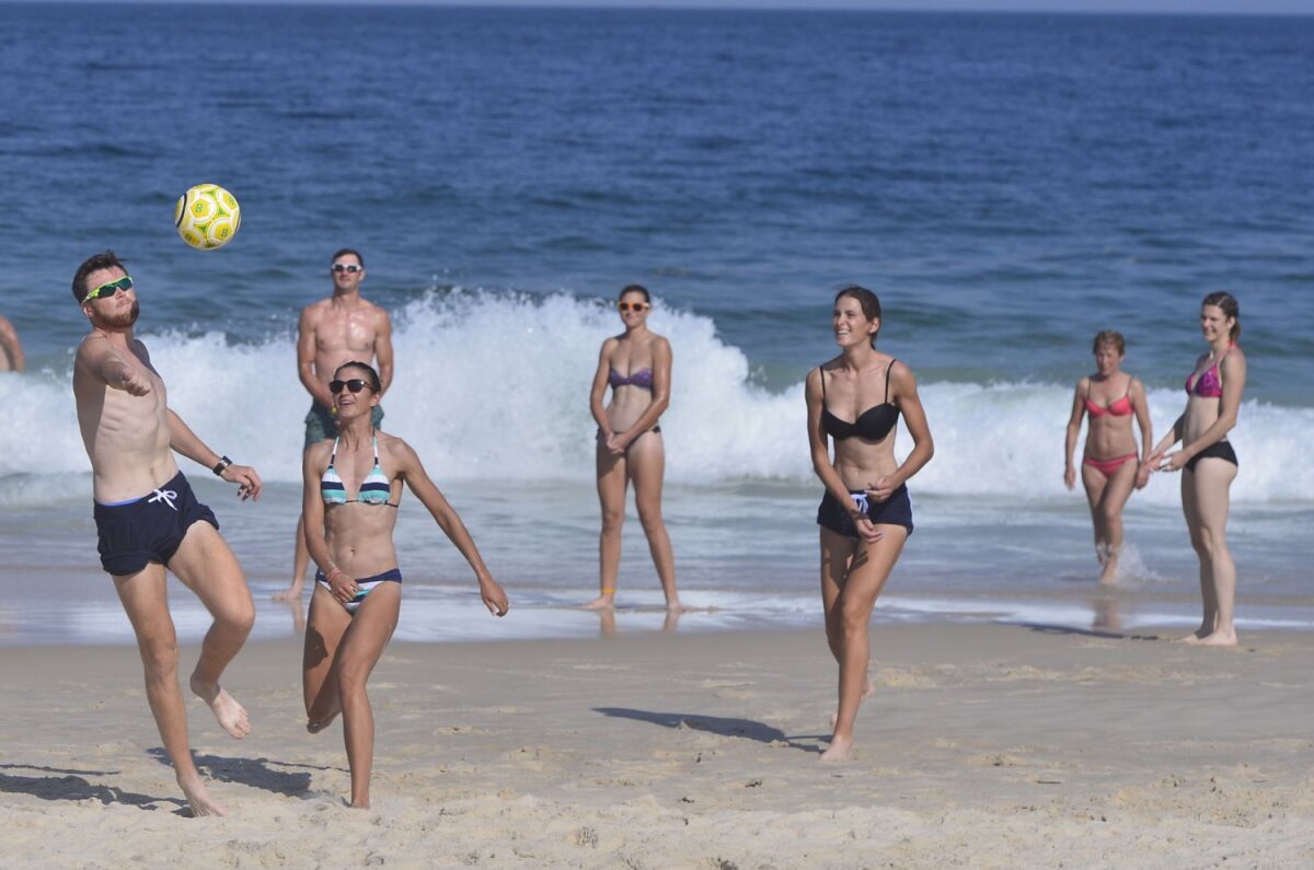 Galerie FOTO Plajă pe Copacabana » Sportivii români de la Rio s-au aventurat la o baie în Ocean: ”E periculos! Aveți grijă!”