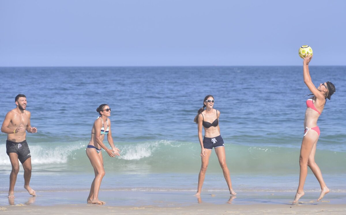 Galerie FOTO Plajă pe Copacabana » Sportivii români de la Rio s-au aventurat la o baie în Ocean: ”E periculos! Aveți grijă!”