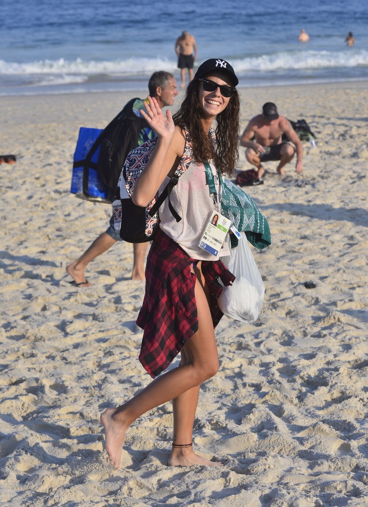 Galerie FOTO Plajă pe Copacabana » Sportivii români de la Rio s-au aventurat la o baie în Ocean: ”E periculos! Aveți grijă!”