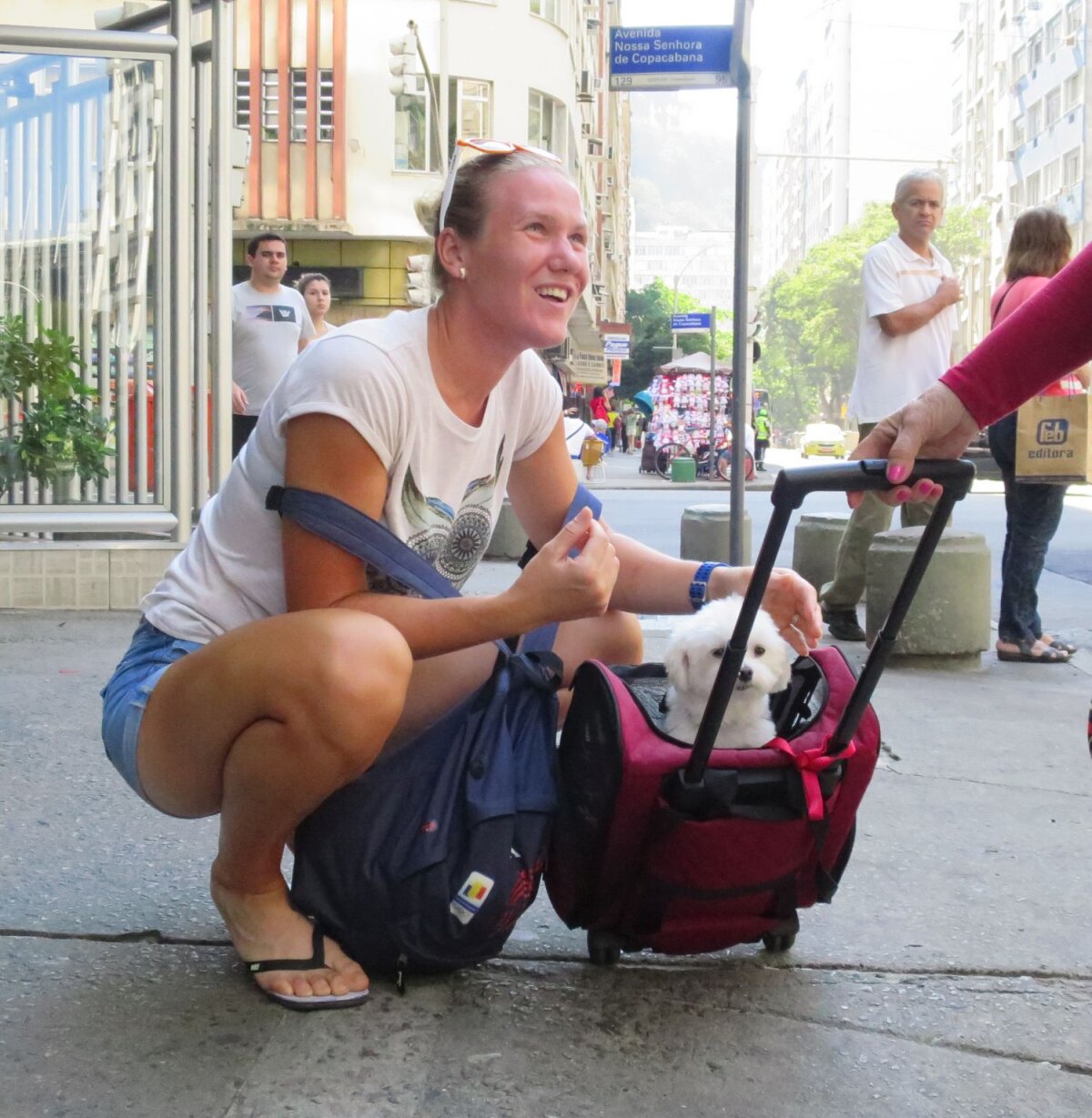 Galerie FOTO Plajă pe Copacabana » Sportivii români de la Rio s-au aventurat la o baie în Ocean: ”E periculos! Aveți grijă!”