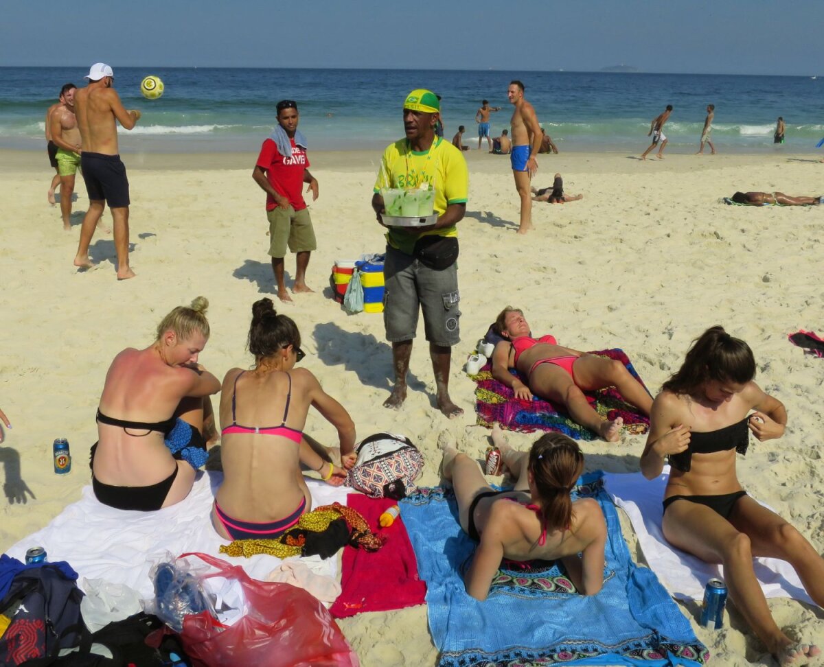 Galerie FOTO Plajă pe Copacabana » Sportivii români de la Rio s-au aventurat la o baie în Ocean: ”E periculos! Aveți grijă!”