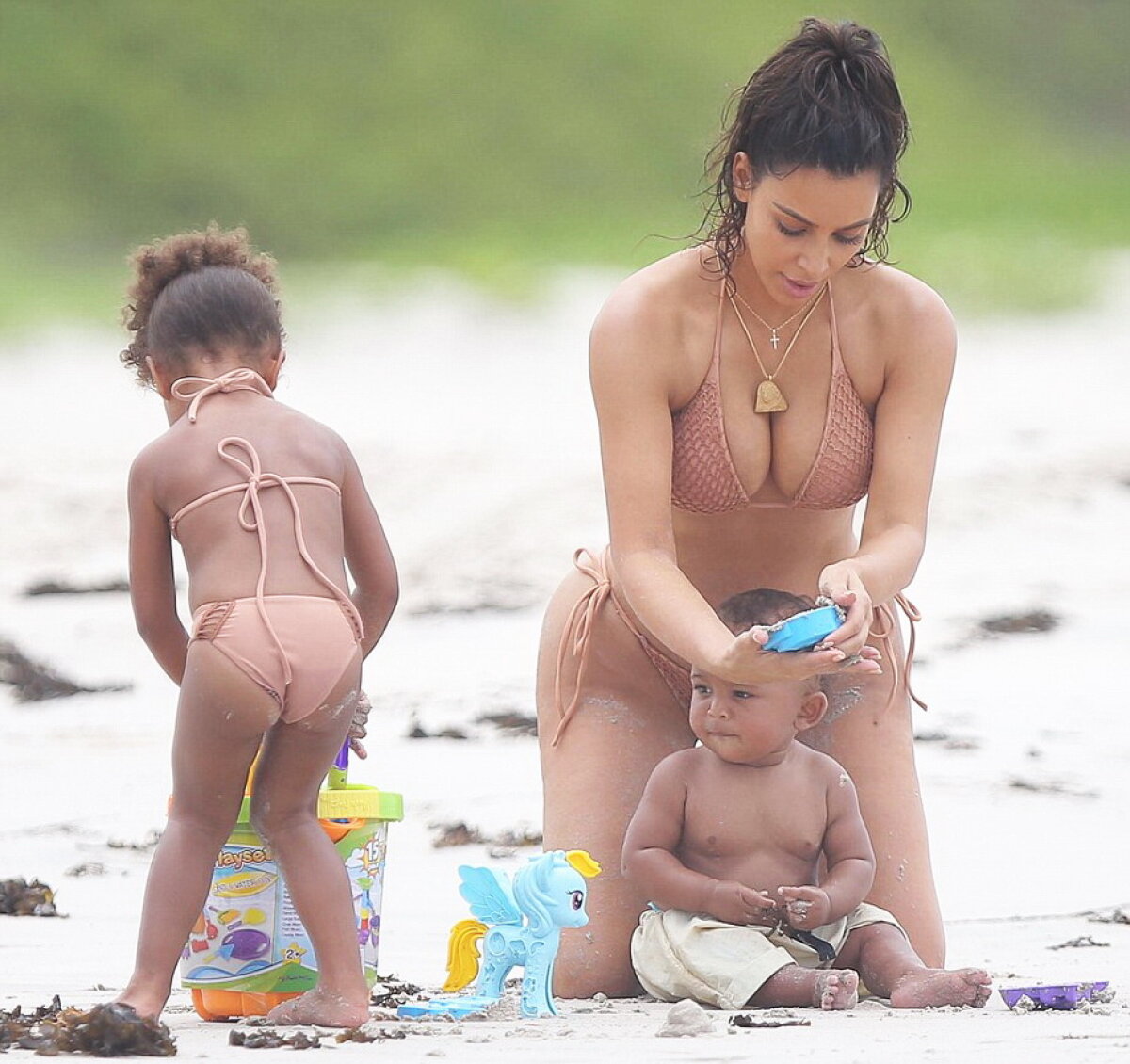 Fotografiile mult aşteptate. Kim Kardashian a îmbrăcat costumul de baie! 