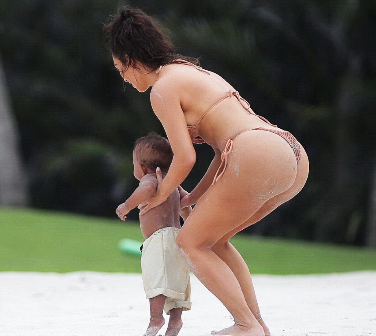 Fotografiile mult aşteptate. Kim Kardashian a îmbrăcat costumul de baie! 