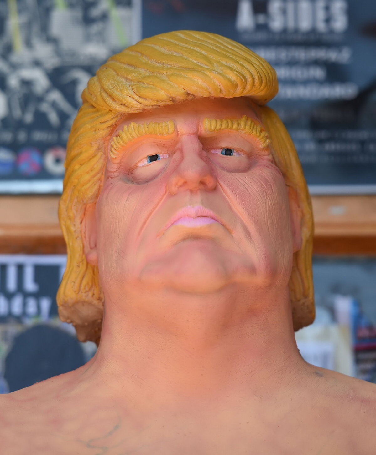 Vei râde cu lacrimi. A apărut statuia cu Donald Trump dezbrăcat