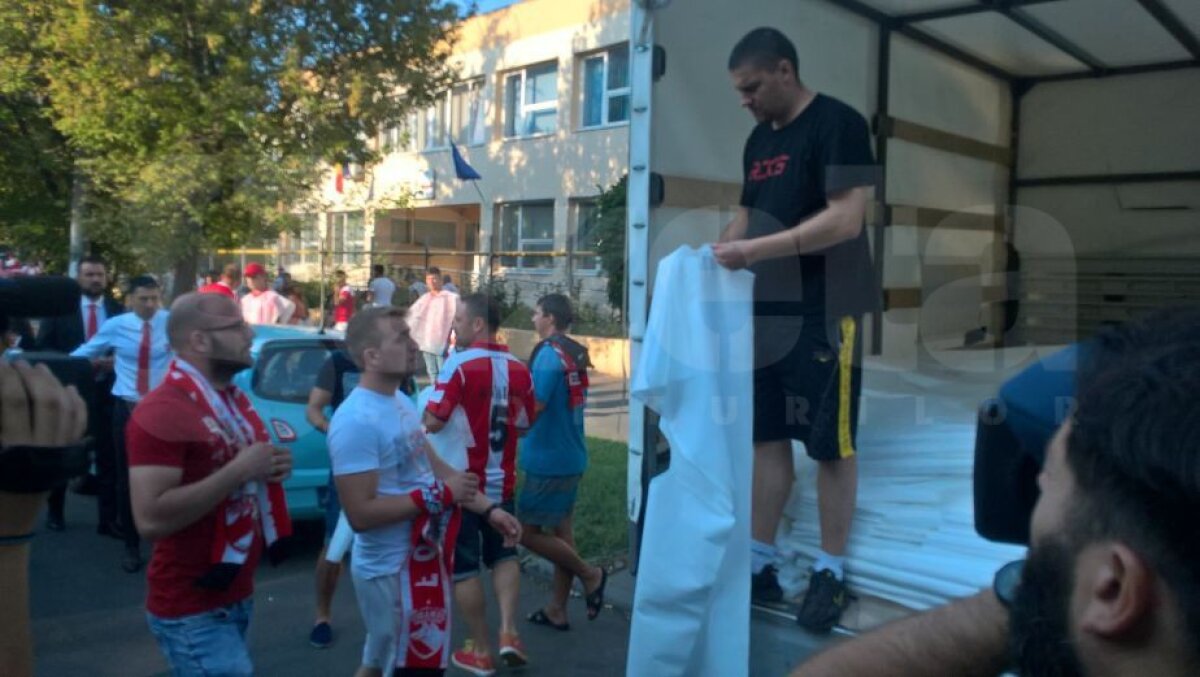 VIDEO și FOTO » Fotbal, orgolii și spectacol! Steaua și Dinamo au remizat într-un superduel cu două goluri