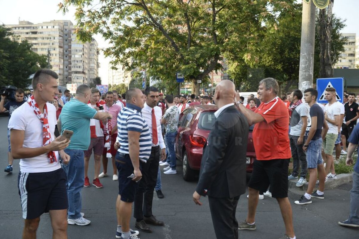 VIDEO și FOTO » Fotbal, orgolii și spectacol! Steaua și Dinamo au remizat într-un superduel cu două goluri