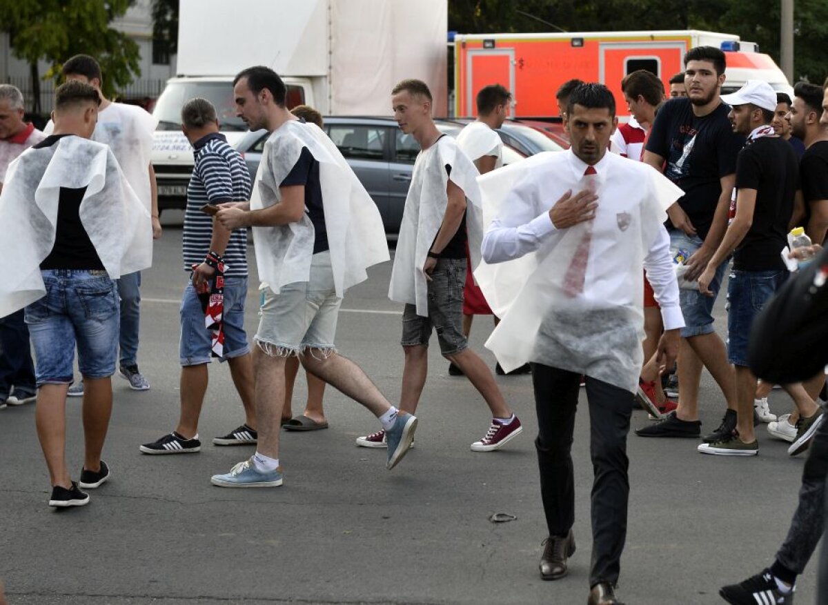 VIDEO și FOTO Tensiune înainte de derby » Suporterii dinamoviști au fost dezbrăcați de veste la intrarea pe Arena Națională! 