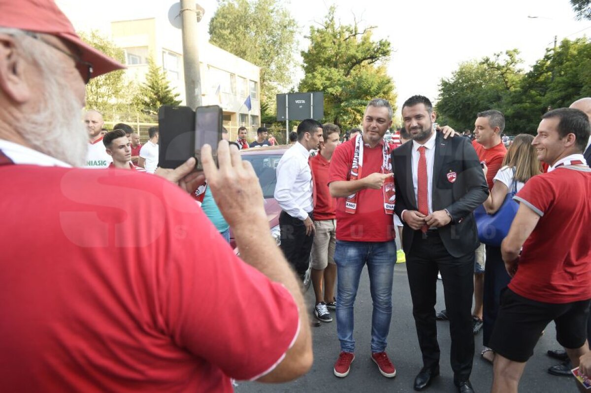 VIDEO și FOTO Tensiune înainte de derby » Suporterii dinamoviști au fost dezbrăcați de veste la intrarea pe Arena Națională! 