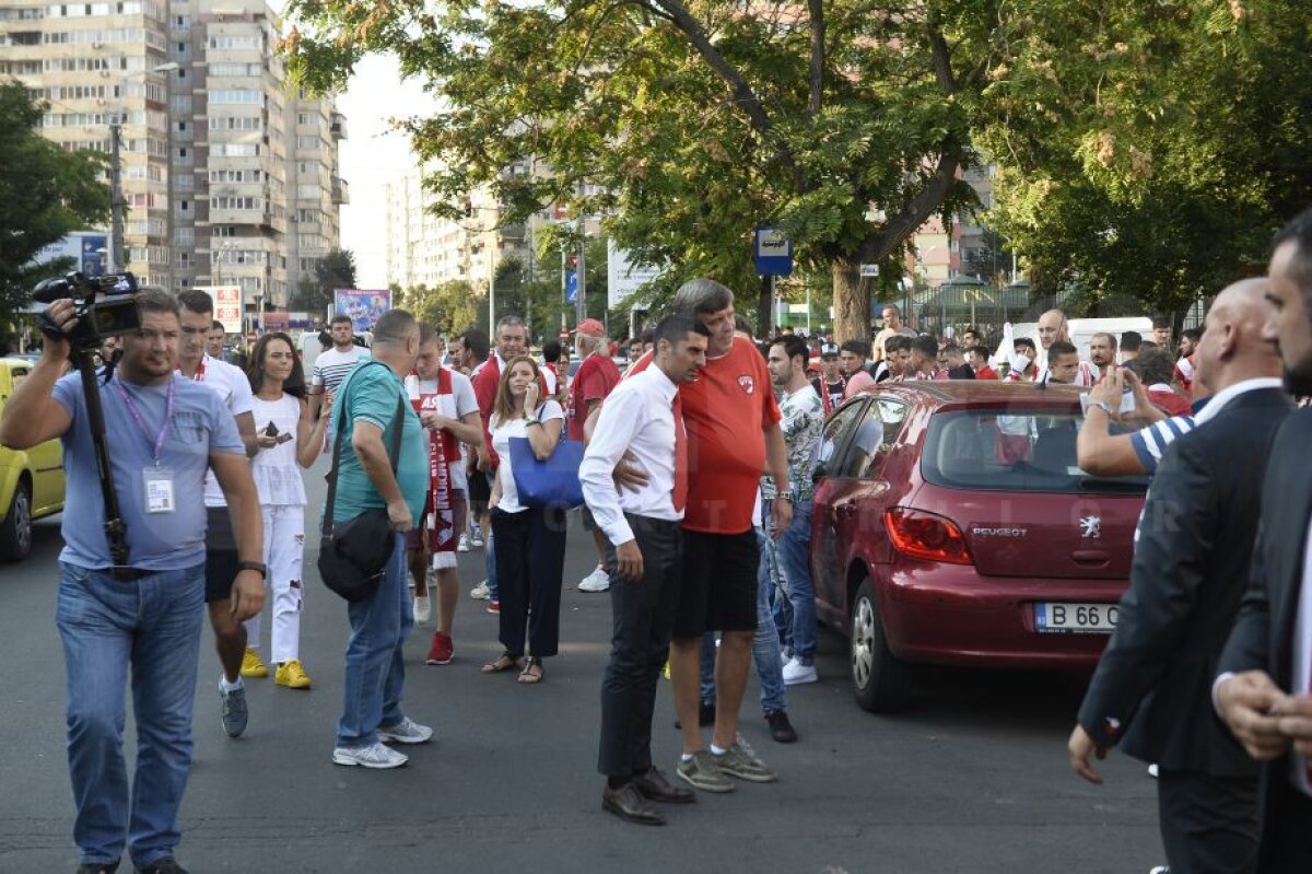 VIDEO și FOTO Tensiune înainte de derby » Suporterii dinamoviști au fost dezbrăcați de veste la intrarea pe Arena Națională! 