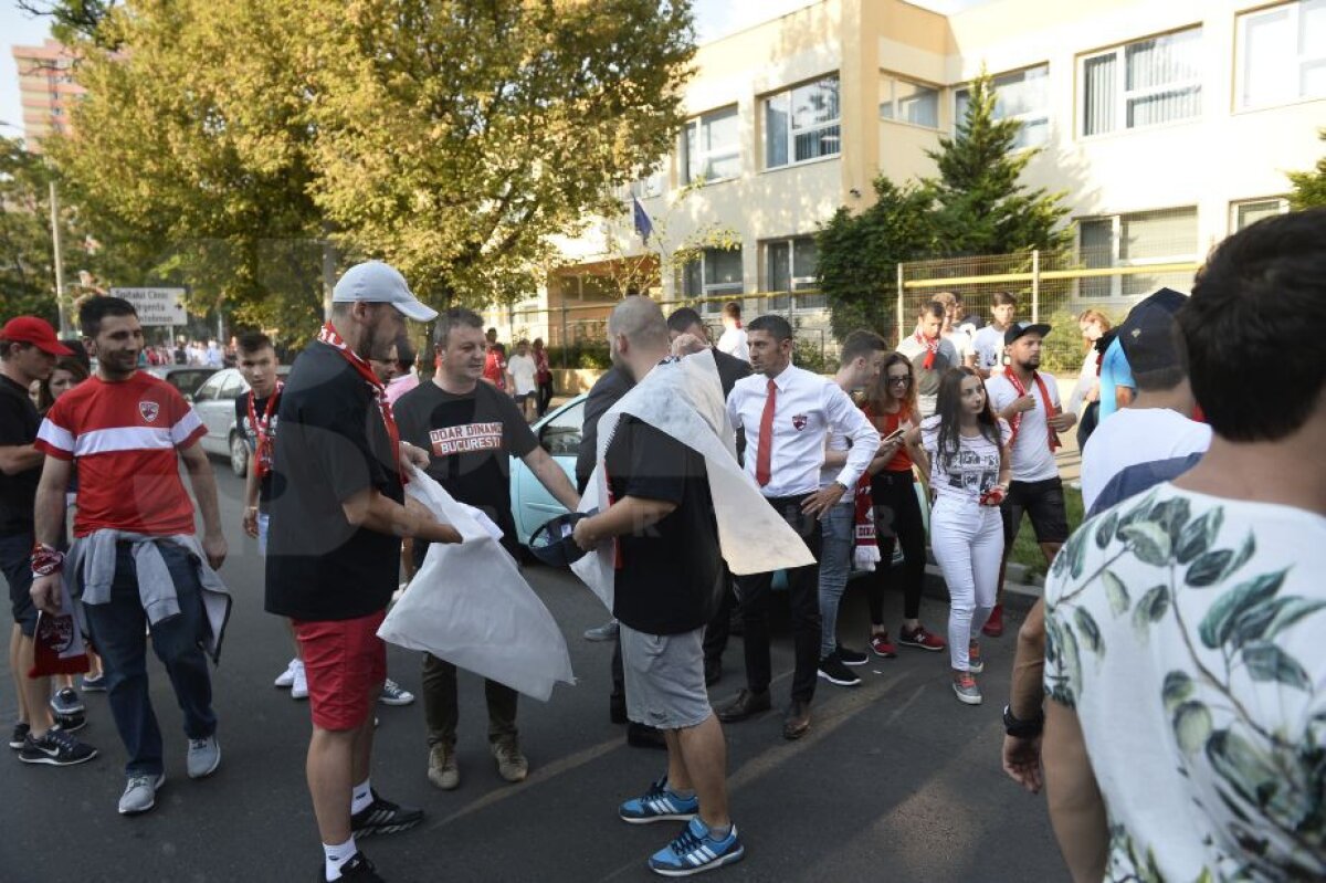 VIDEO și FOTO Tensiune înainte de derby » Suporterii dinamoviști au fost dezbrăcați de veste la intrarea pe Arena Națională! 