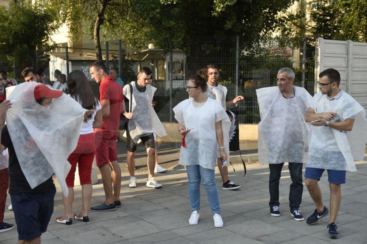 VIDEO și FOTO Tensiune înainte de derby » Suporterii dinamoviști au fost dezbrăcați de veste la intrarea pe Arena Națională! 