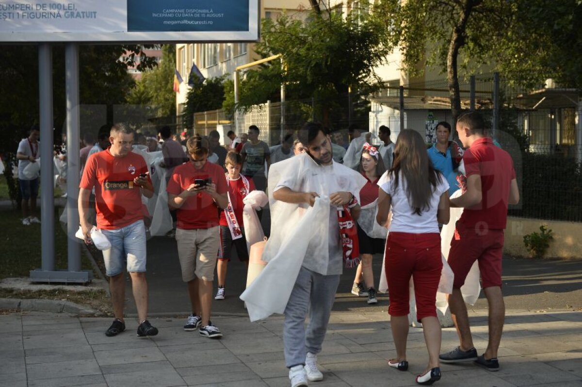 VIDEO și FOTO Tensiune înainte de derby » Suporterii dinamoviști au fost dezbrăcați de veste la intrarea pe Arena Națională! 