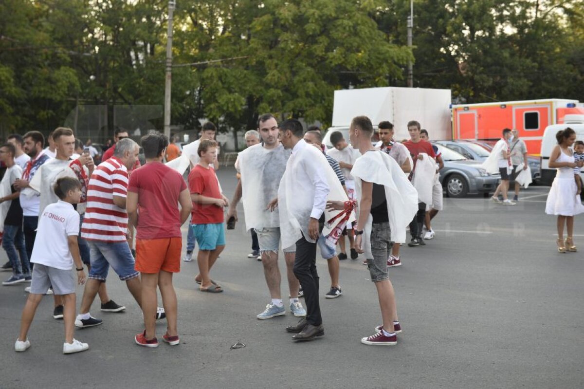VIDEO și FOTO Tensiune înainte de derby » Suporterii dinamoviști au fost dezbrăcați de veste la intrarea pe Arena Națională! 