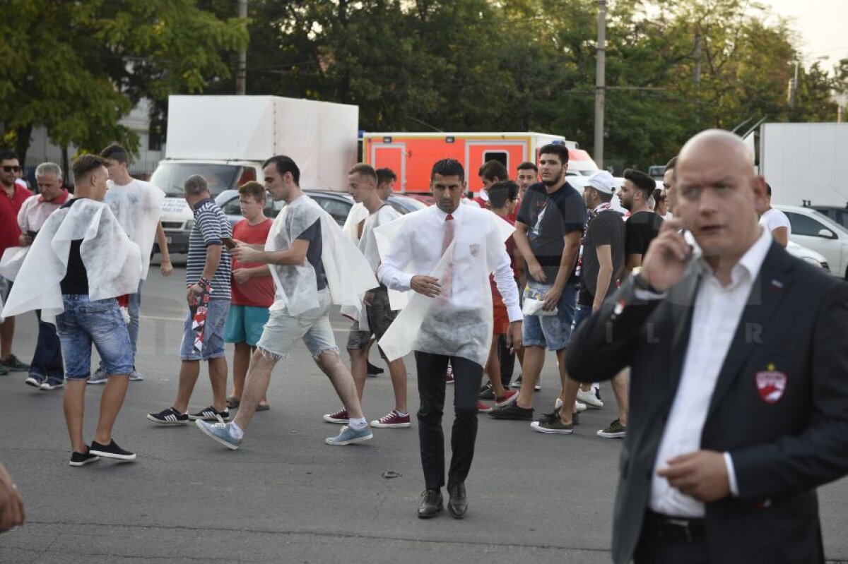 VIDEO și FOTO Tensiune înainte de derby » Suporterii dinamoviști au fost dezbrăcați de veste la intrarea pe Arena Națională! 