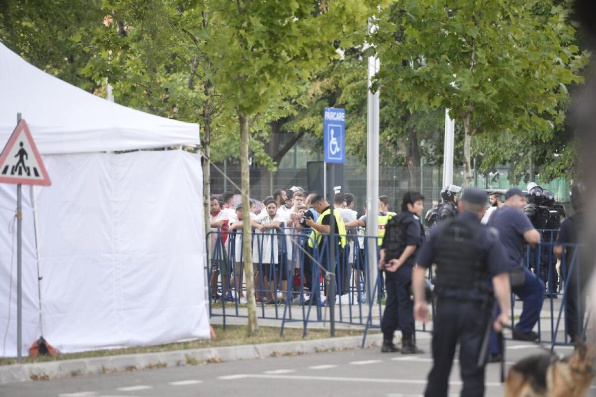 VIDEO și FOTO Tensiune înainte de derby » Suporterii dinamoviști au fost dezbrăcați de veste la intrarea pe Arena Națională! 