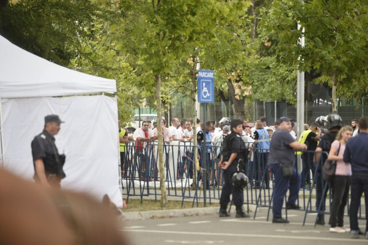 VIDEO și FOTO Tensiune înainte de derby » Suporterii dinamoviști au fost dezbrăcați de veste la intrarea pe Arena Națională! 