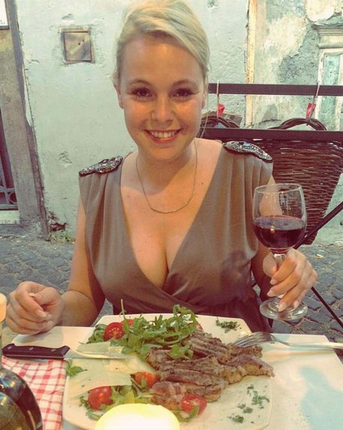 FOTO Un fotbalist a încercat să o agațe la supermarket, dar ea s-a ținut tare: ”Nu am cedat farmecului său”