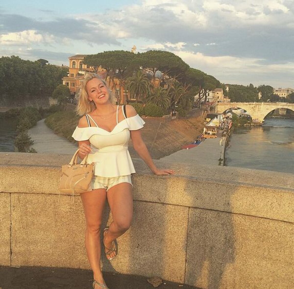 FOTO Un fotbalist a încercat să o agațe la supermarket, dar ea s-a ținut tare: ”Nu am cedat farmecului său”