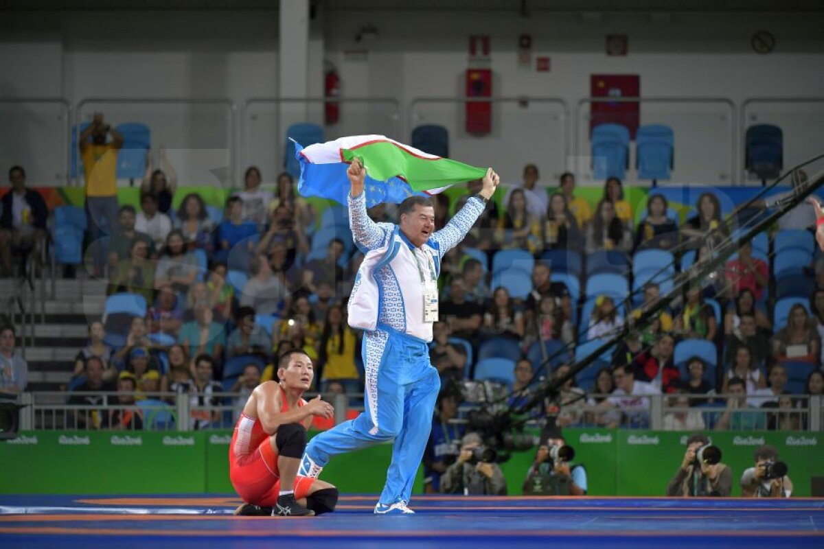 GALERIE FOTO SENZAȚIONAL! Circ incredibil la lupte libere! De ce s-a dezbrăcat antrenorul unui sportiv!