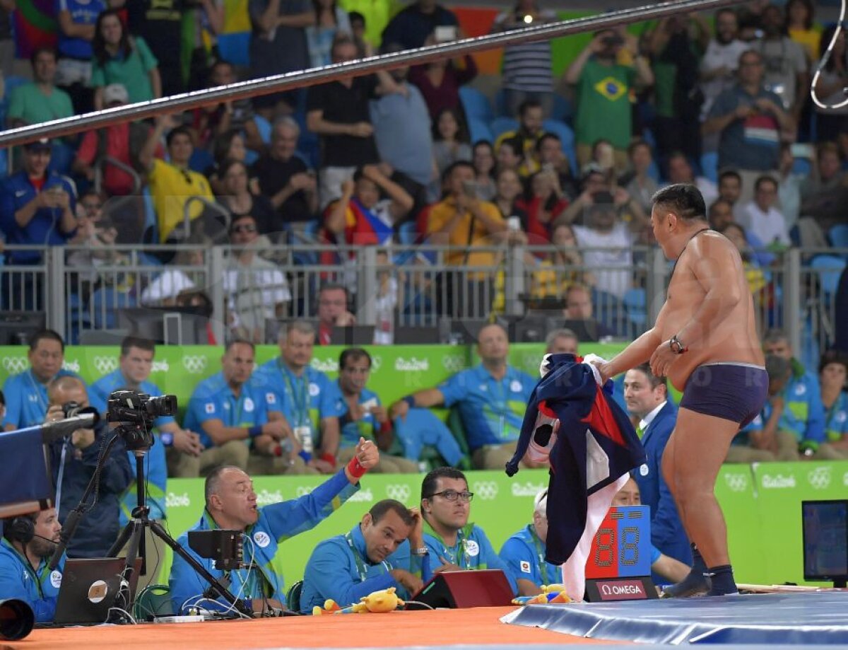 GALERIE FOTO SENZAȚIONAL! Circ incredibil la lupte libere! De ce s-a dezbrăcat antrenorul unui sportiv!