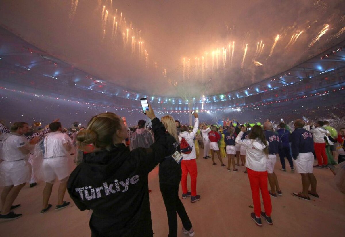 GALERIE FOTO Jocurile Olimpice de la Rio au ajuns la final! Simona Pop a fost portdrapelul României la ceremonia de închidere