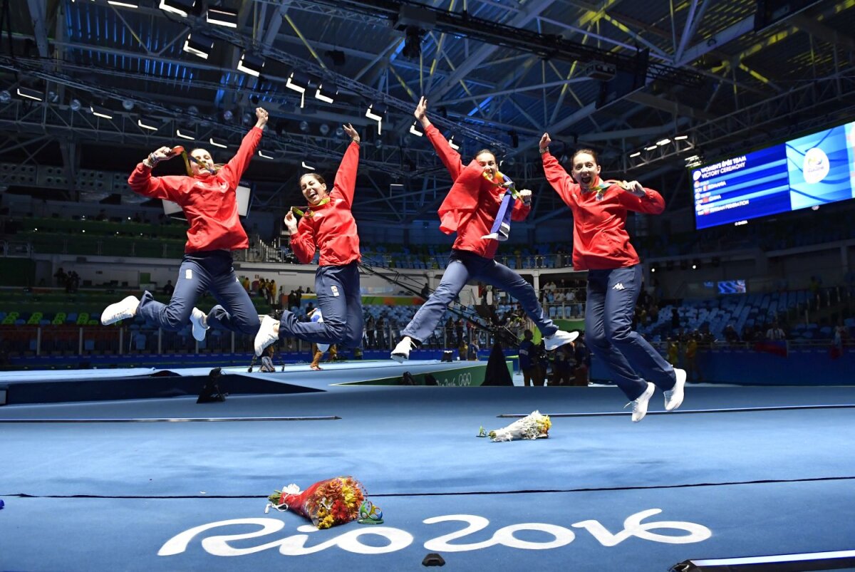 FOTO Vine aurul în România! Componentele echipei feminine de spadă se întorc în țară după o lună petrecută la Rio