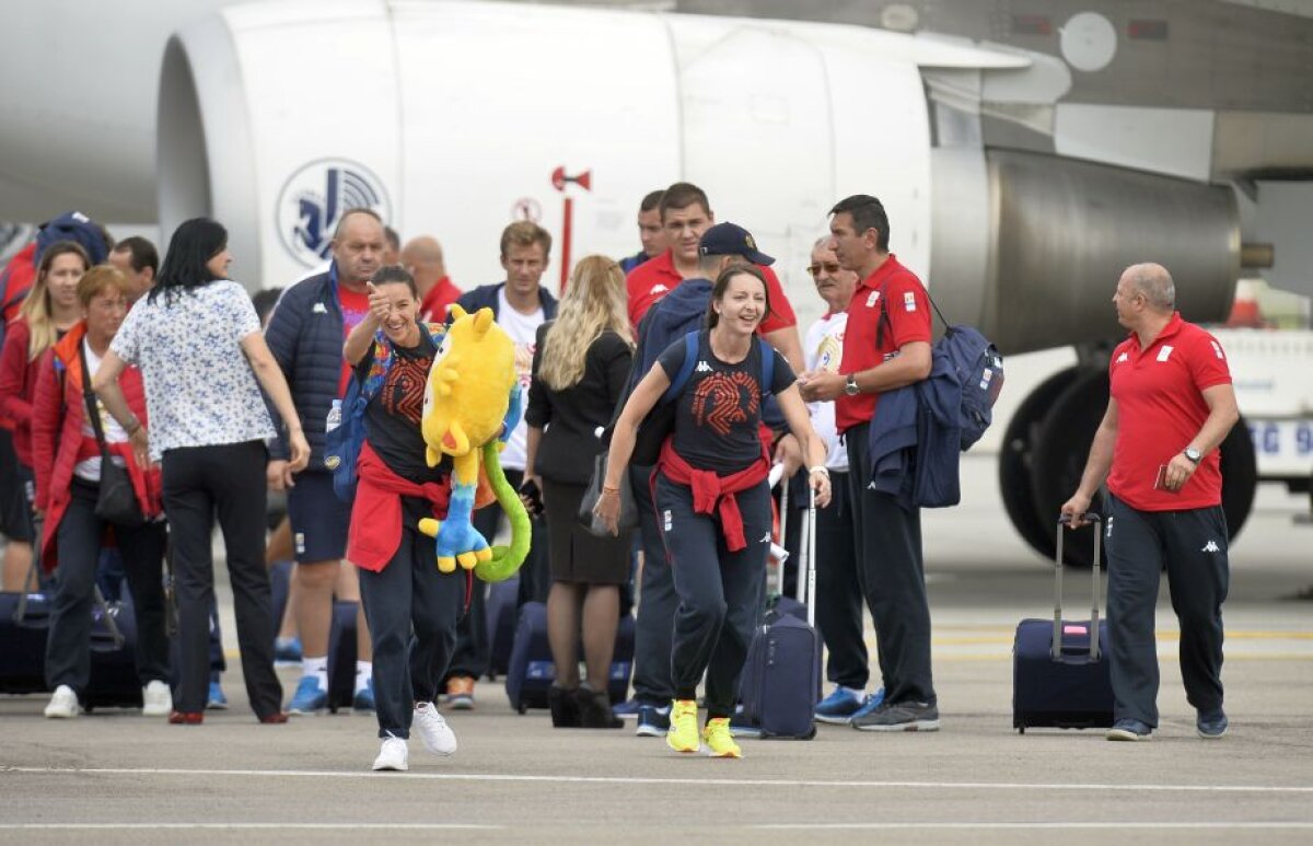GALERIE FOTO Cea mai mare parte a delegației României a revenit de la RIO! Acuze dure pe aeroport! Ana Maria Popescu: "Eram îmbrăcați de ajutoare"
