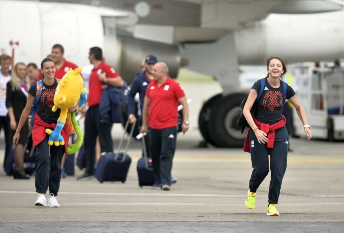 GALERIE FOTO Cea mai mare parte a delegației României a revenit de la RIO! Acuze dure pe aeroport! Ana Maria Popescu: "Eram îmbrăcați de ajutoare"