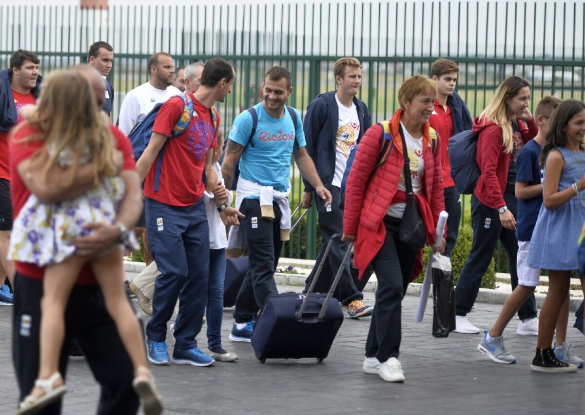 GALERIE FOTO Cea mai mare parte a delegației României a revenit de la RIO! Acuze dure pe aeroport! Ana Maria Popescu: "Eram îmbrăcați de ajutoare"