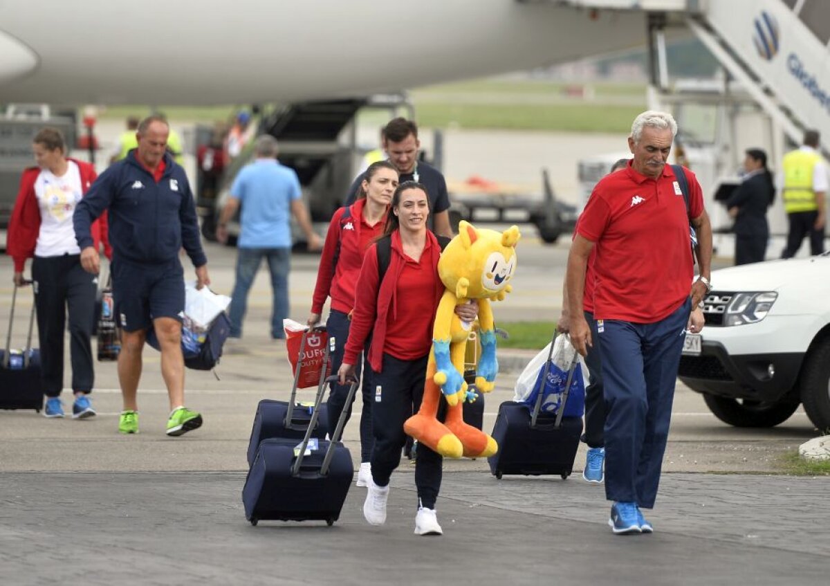 GALERIE FOTO Cea mai mare parte a delegației României a revenit de la RIO! Acuze dure pe aeroport! Ana Maria Popescu: "Eram îmbrăcați de ajutoare"