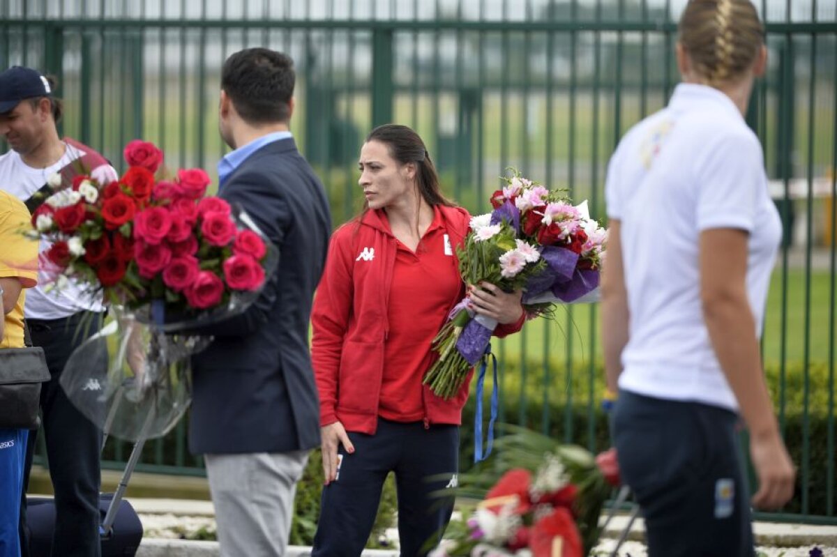 GALERIE FOTO Cea mai mare parte a delegației României a revenit de la RIO! Acuze dure pe aeroport! Ana Maria Popescu: "Eram îmbrăcați de ajutoare"