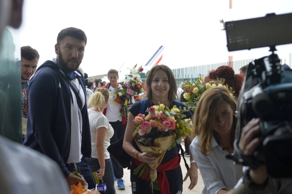 GALERIE FOTO Cea mai mare parte a delegației României a revenit de la RIO! Acuze dure pe aeroport! Ana Maria Popescu: "Eram îmbrăcați de ajutoare"