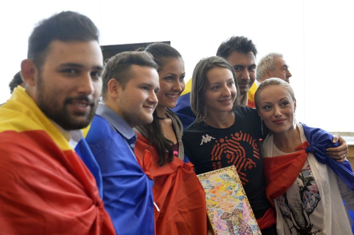 GALERIE FOTO Cea mai mare parte a delegației României a revenit de la RIO! Acuze dure pe aeroport! Ana Maria Popescu: "Eram îmbrăcați de ajutoare"