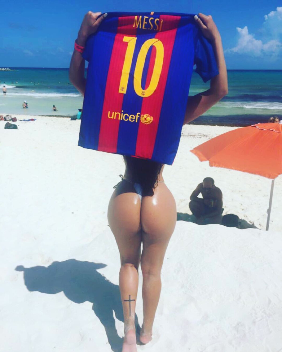 FOTO Campania "Deblocheză-mă, Messi!" » Suzy Cortez continuă să îi facă avansuri starului Barcelonei: "Iubita lui nu are de ce să fie geloasă”